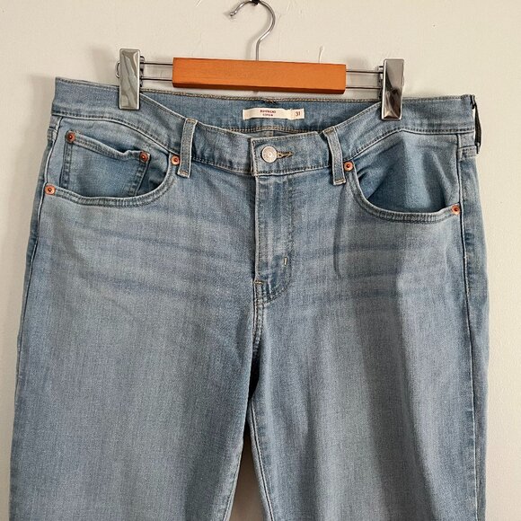 Levi's Mid Rise Boyfriend Jeans in Hold it Down Light Wash, Size 31/30 - Picture 4 of 14